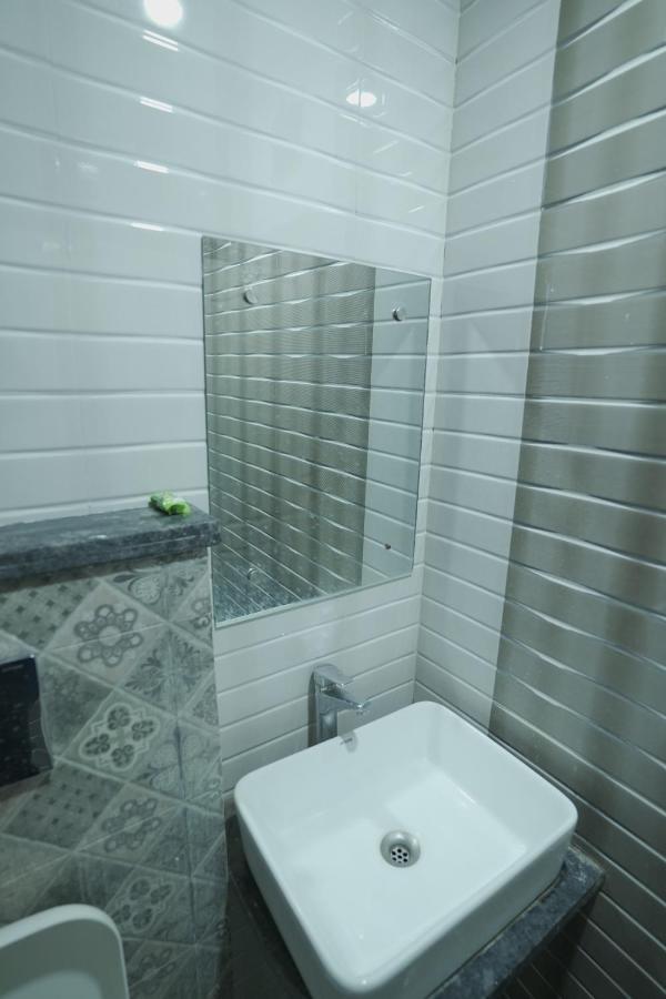 Hotel Leo Continental Yeni Delhi Dış mekan fotoğraf