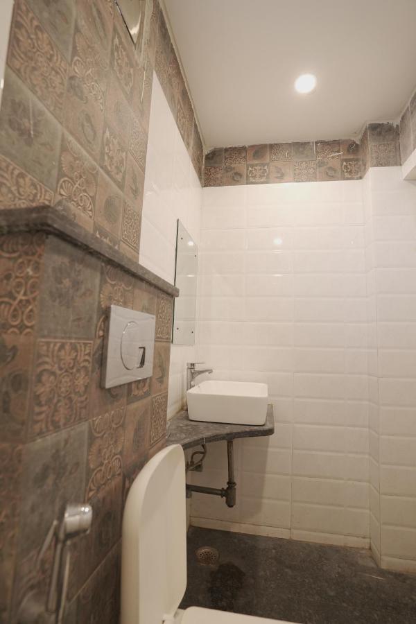 Hotel Leo Continental Yeni Delhi Dış mekan fotoğraf